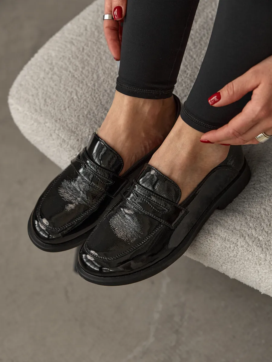 Туфли на низком каблуке кожаные весенние лоферы CV091-010B